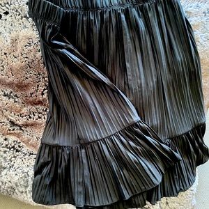 Black skirt above knee, medium, can be dressy as casual. Brand: Zara